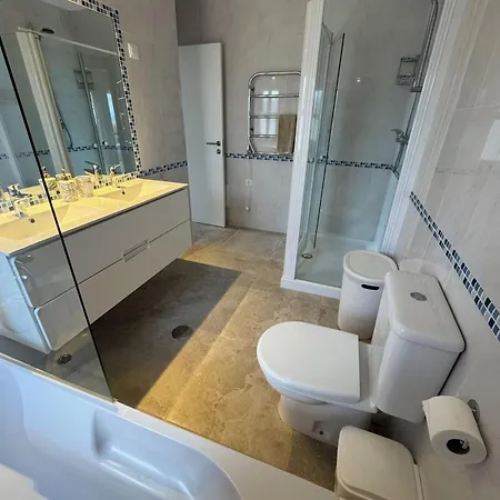 Ueber Dem Mit Pool Lägenhet